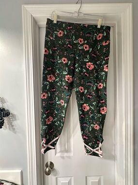 Old Navy Green Floral women’s cropped Leggings with Pink Flowers